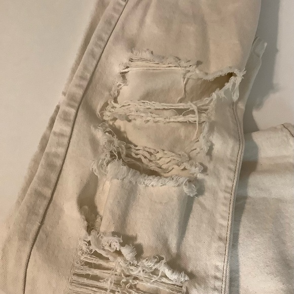 S.O.N.G. Size 7/28 Street Low Rise Jean With Rips Cream Jean. Preloved - Picture 5 of 8